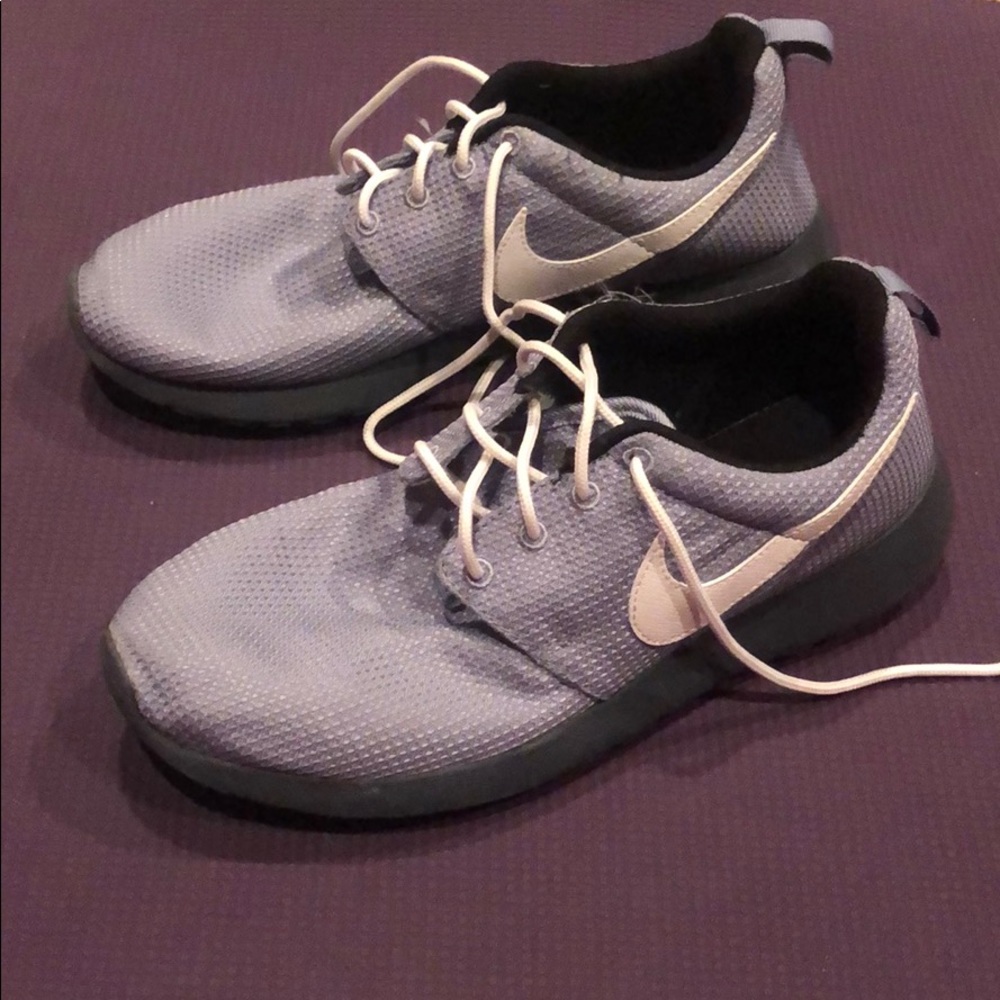 Nike Roshe ones fits women’s 8.5